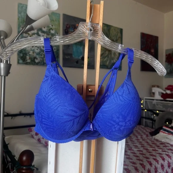 Victoria's Secret Blue Underwire Bra with Textured Fabric laces - Picture 1 of 4